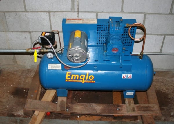 Dry sprinkler system air compressor